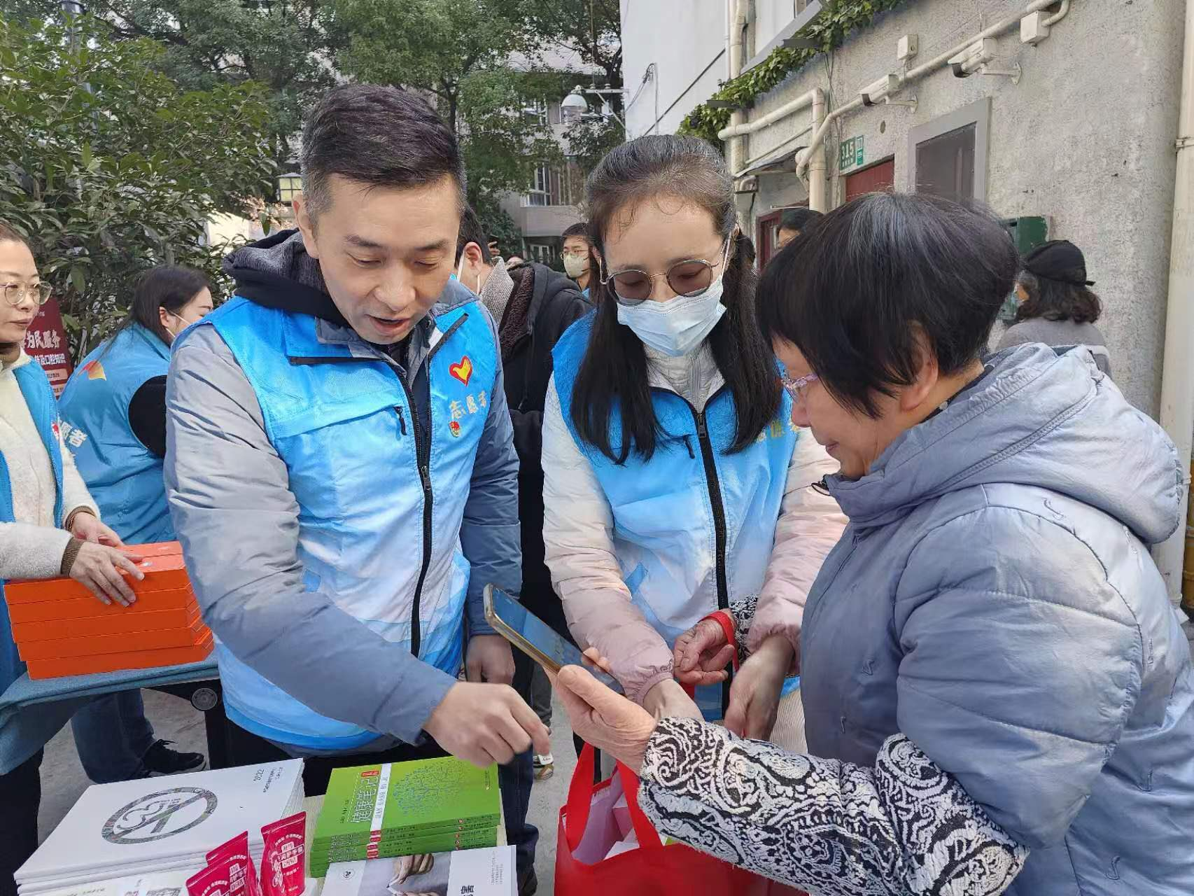 春风十里学雷锋 志愿服务筑健康