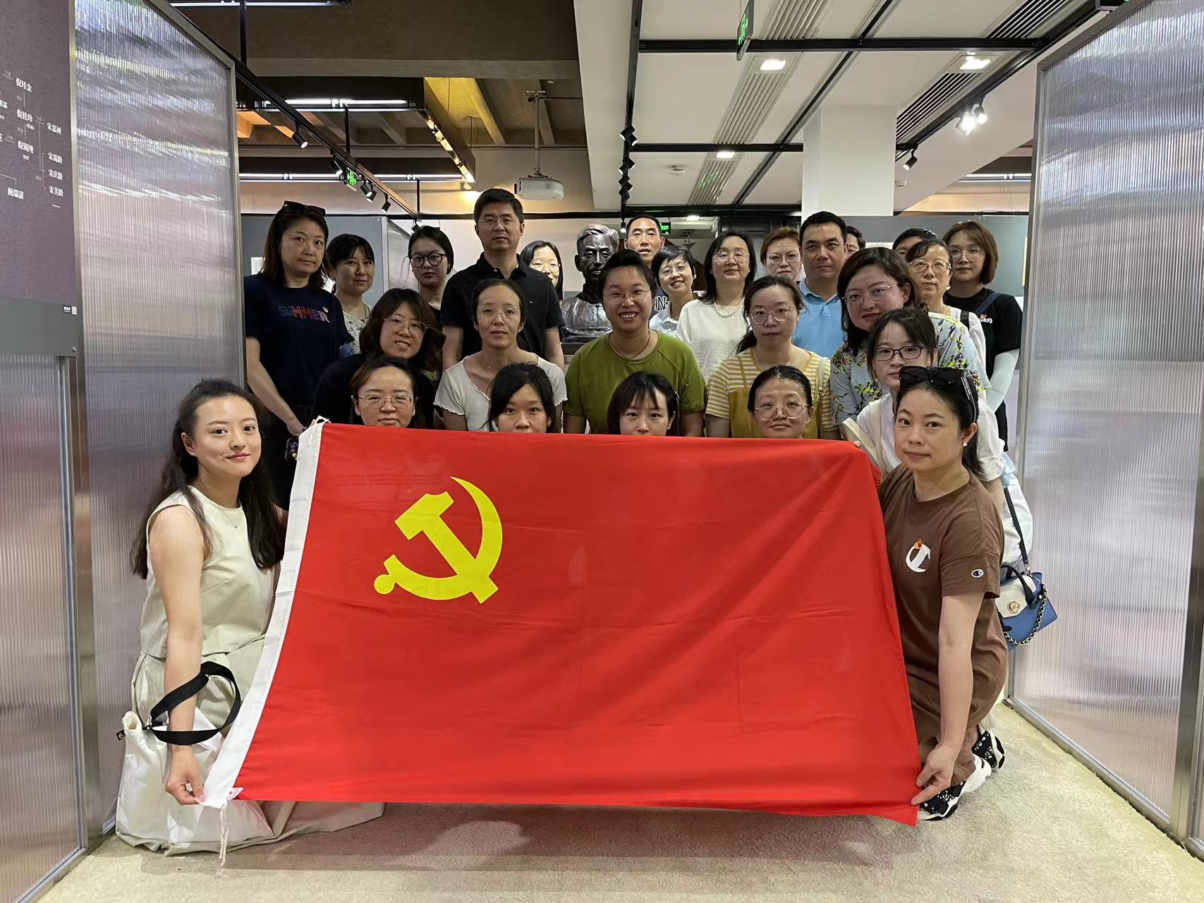 参观颜福庆诞辰140周年纪念展