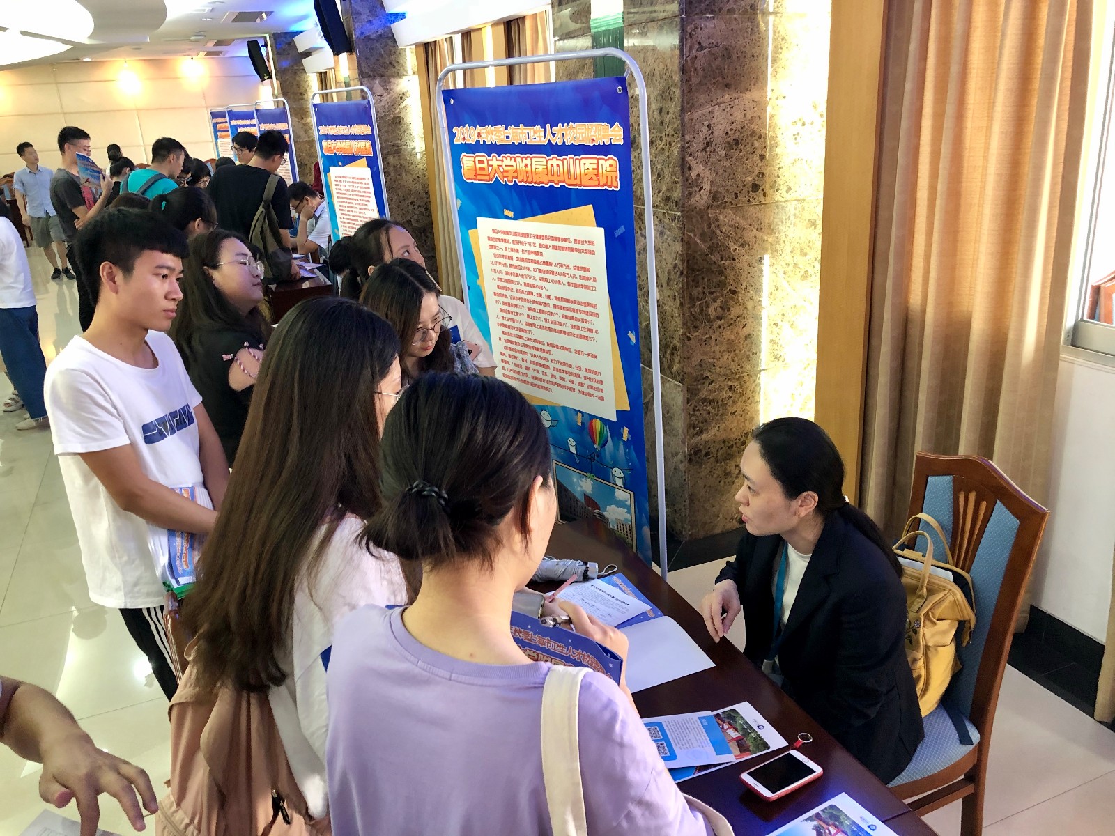 3、福建医科大学招聘现场1.jpg
