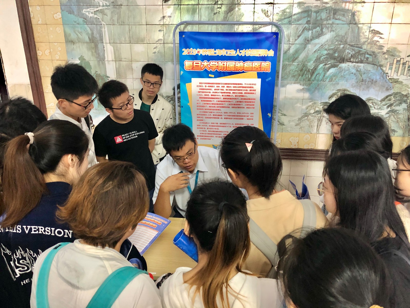 6、南昌大学江西医学院招聘现场1.jpg